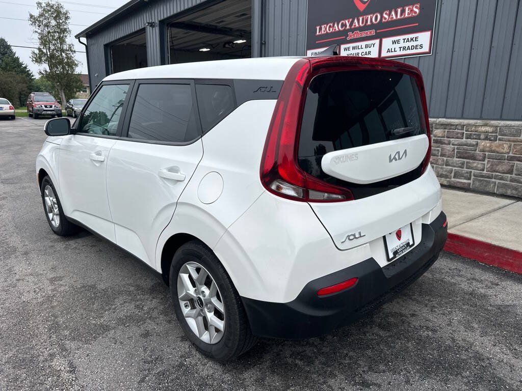Used 2022 Kia Soul LX w/ Technology Package FWD image 3