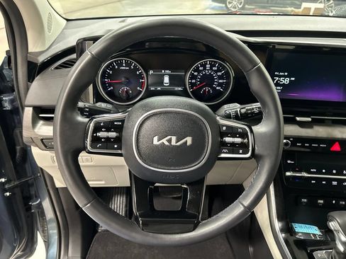 Used 2024 Kia Carnival EX FWD image 17