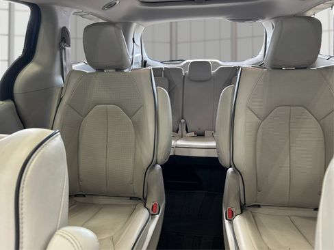 Used 2021 Chrysler Pacifica Limited w/ Uconnect Theater Family Group FWD image 14