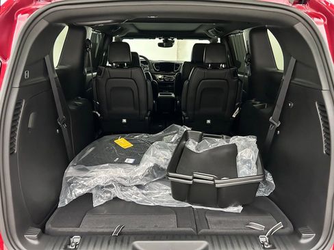 New 2026 Chrysler Pacifica Select AWD/4WD image 10