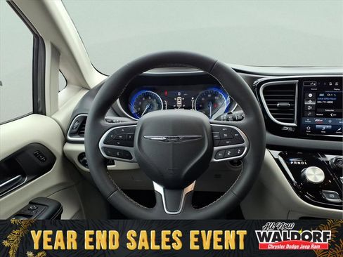 Used 2023 Chrysler Pacifica Touring-L image 11