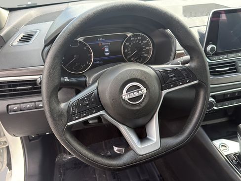 Used 2025 Nissan Altima 2.5 SV FWD image 15