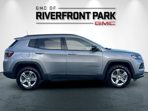 Used 2024 Jeep Compass Latitude image 2