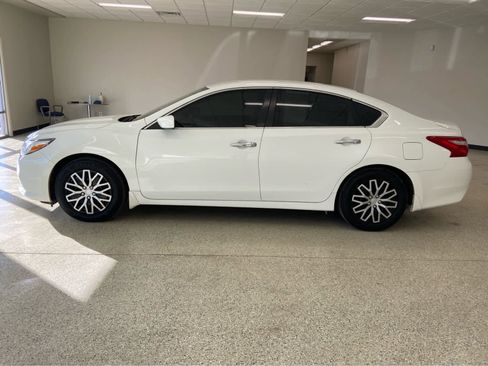 Used 2016 Nissan Altima 2.5 S w/ Power Driver Seat Package image 9