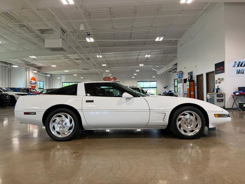 Used 1995 Chevrolet Corvette Coupe RWD image 4
