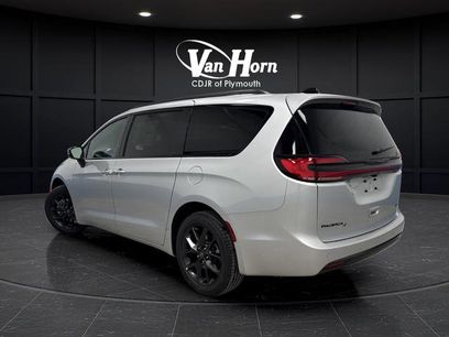 New 2026 Chrysler Pacifica Select w/ S Appearance Package