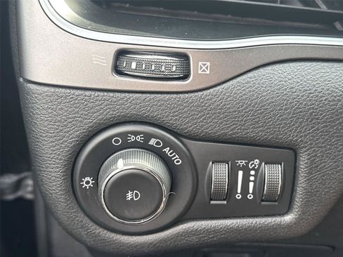 Used 2019 Jeep Cherokee Latitude Plus AWD/4WD image 22