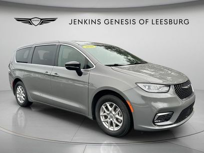 Used 2025 Chrysler Pacifica Select