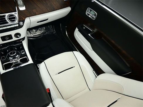 Used 2016 Rolls-Royce Dawn image 11