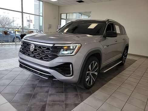 Used 2024 Volkswagen Atlas SEL Premium R-Line image 2