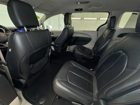 Used 2017 Chrysler Pacifica Touring-L FWD image 22