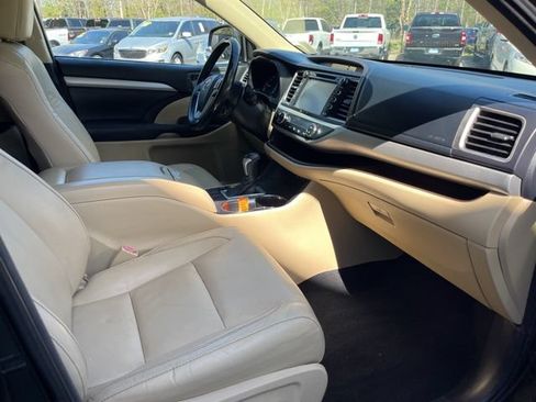 Used 2017 Toyota Highlander XLE FWD image 20
