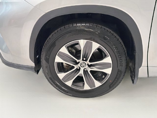 Used 2022 Toyota Highlander XLE AWD/4WD image 26