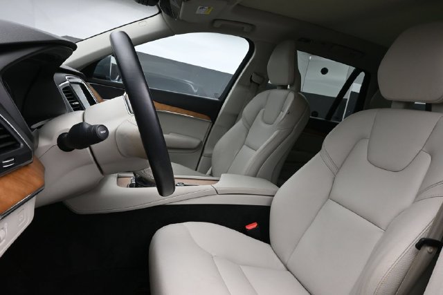 Used 2021 Volvo XC90 T6 Momentum w/ Climate Package AWD/4WD image 10