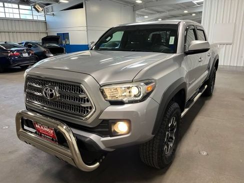 Used 2017 Toyota Tacoma TRD Off-Road AWD/4WD image 7