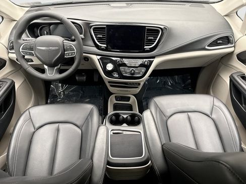 Used 2024 Chrysler Pacifica Limited FWD image 24