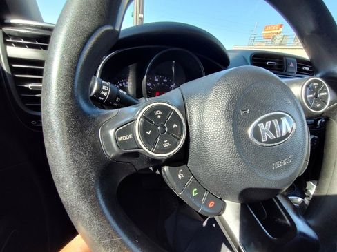 Used 2016 Kia Soul + FWD image 17
