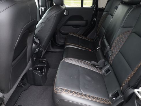 Used 2023 Jeep Gladiator Overland AWD/4WD image 14