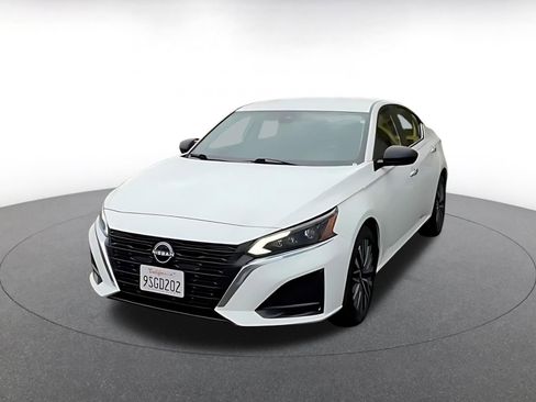 Used 2025 Nissan Altima 2.5 SV FWD image 7