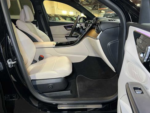 Used 2025 Mercedes-Benz GLC 300 4MATIC image 12