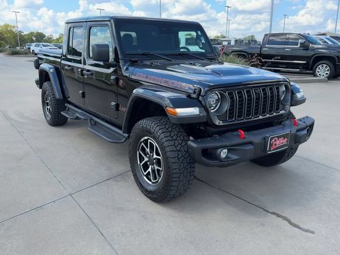 Used 2025 Jeep Gladiator Rubicon AWD/4WD image 2