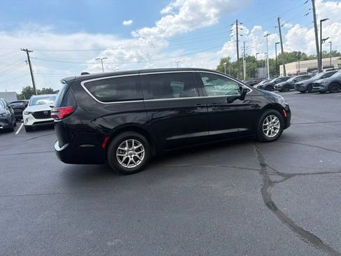Used 2025 Chrysler Pacifica Select FWD image 7