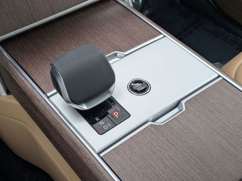 New 2025 Land Rover Range Rover Long Wheelbase SE image 16