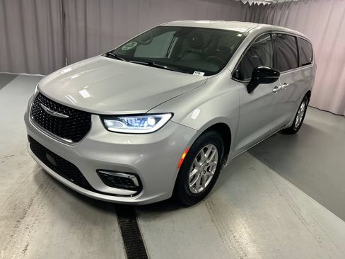 Used 2024 Chrysler Pacifica Touring-L FWD image 3