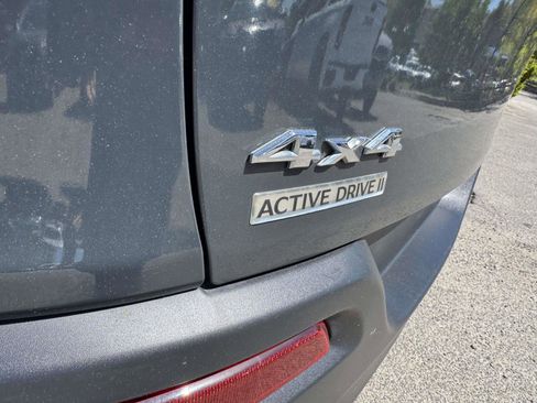 Used 2018 Jeep Cherokee Latitude Plus w/ Cold Weather Group AWD/4WD image 11