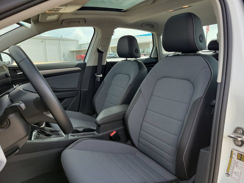 Used 2025 Volkswagen Jetta SE FWD image 11