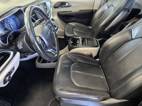 Used 2020 Chrysler Pacifica Touring-L image 15