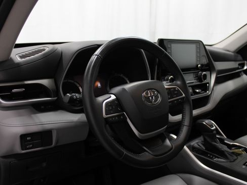 Used 2022 Toyota Highlander XLE AWD/4WD image 12