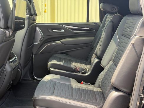 Used 2023 Cadillac Escalade ESV V AWD/4WD image 9