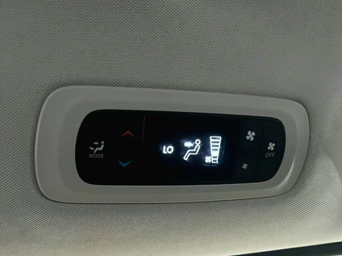 Used 2020 Chrysler Voyager L FWD image 40