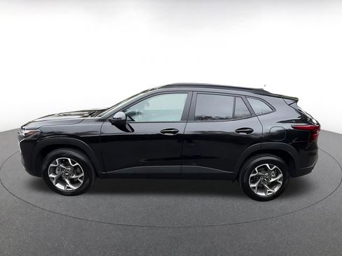 Used 2025 Chevrolet Trax LT w/ LT Convenience Package FWD image 9