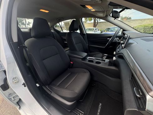 Used 2025 Nissan Altima 2.5 SV FWD image 37