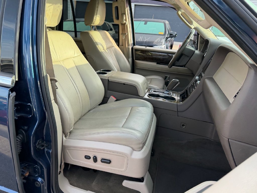 Used 2017 Lincoln Navigator Select RWD image 18