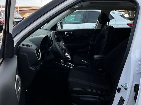 Used 2025 Hyundai Venue SEL image 10