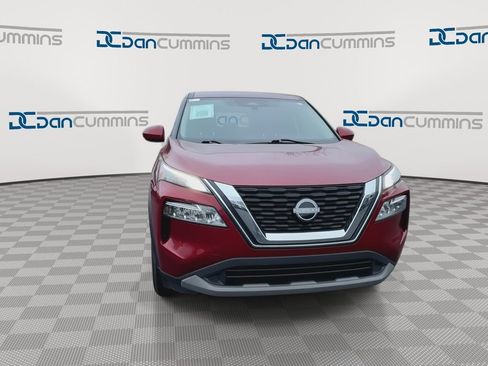 Used 2023 Nissan Rogue SV image 3