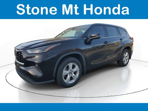 Used 2021 Toyota Highlander LE image 3