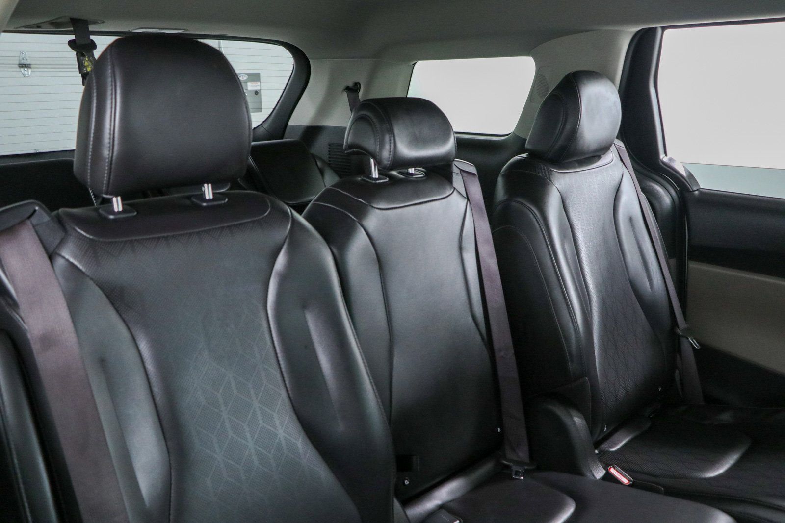 Used 2025 Kia Carnival FWD image 28