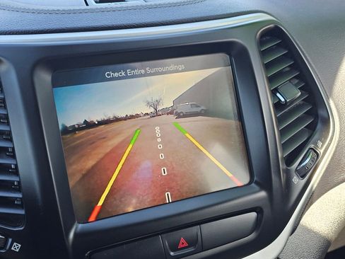 Used 2018 Jeep Cherokee Latitude Plus image 23