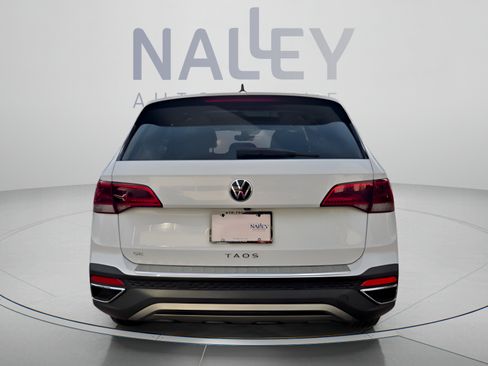 Used 2023 Volkswagen Taos SE w/ Panoramic Sunroof Package FWD image 4