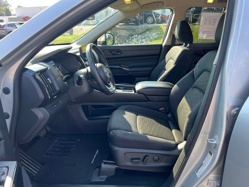 Used 2024 Nissan Pathfinder SV FWD image 6