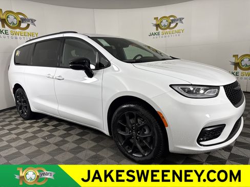 New 2026 Chrysler Pacifica Select image 1