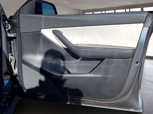 Used 2022 Tesla Model Y Long Range image 19