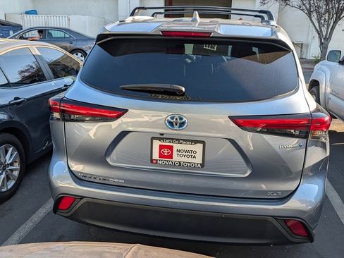 Used 2022 Toyota Highlander XLE AWD/4WD image 3