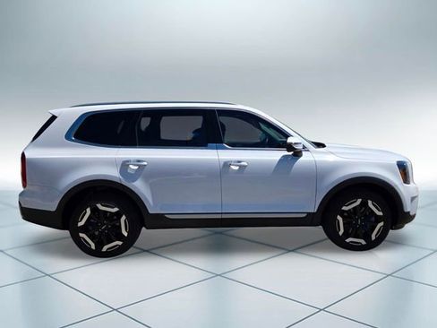 Used 2024 Kia Telluride S FWD image 4