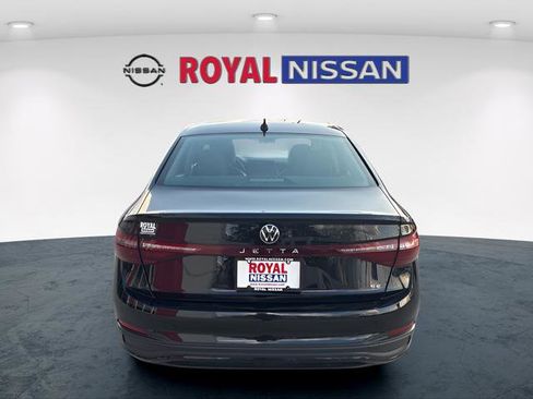 Used 2025 Volkswagen Jetta SE image 6