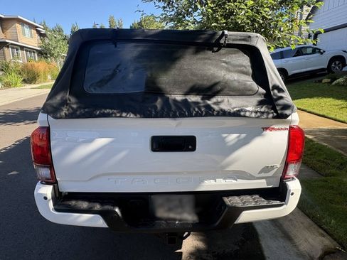Used 2019 Toyota Tacoma TRD Sport w/ TRD Premium Sport Package AWD/4WD image 4